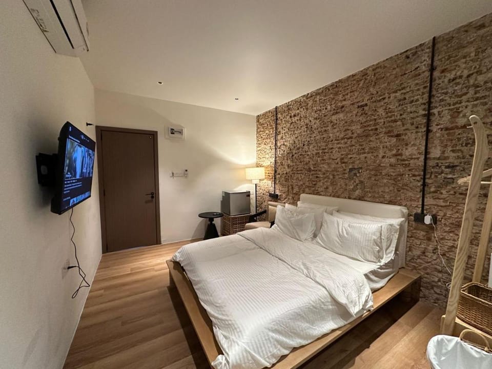 Bed, TV and multimedia, Photo of the whole room