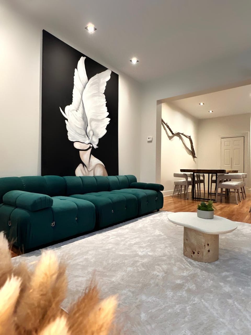 4 BEDS Private Patio Central Modern Stay Apartment in Pittsburgh