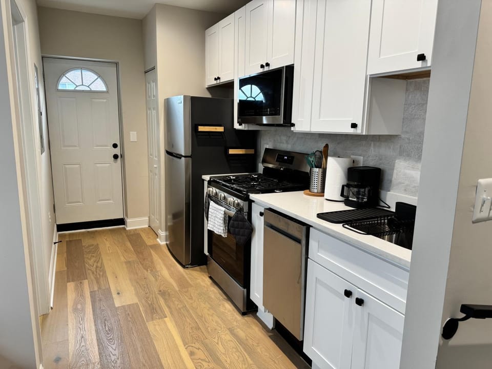Kitchen or kitchenette, dishwasher, oven, kitchen
