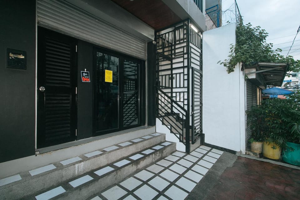 Property building, Facade/entrance, Day