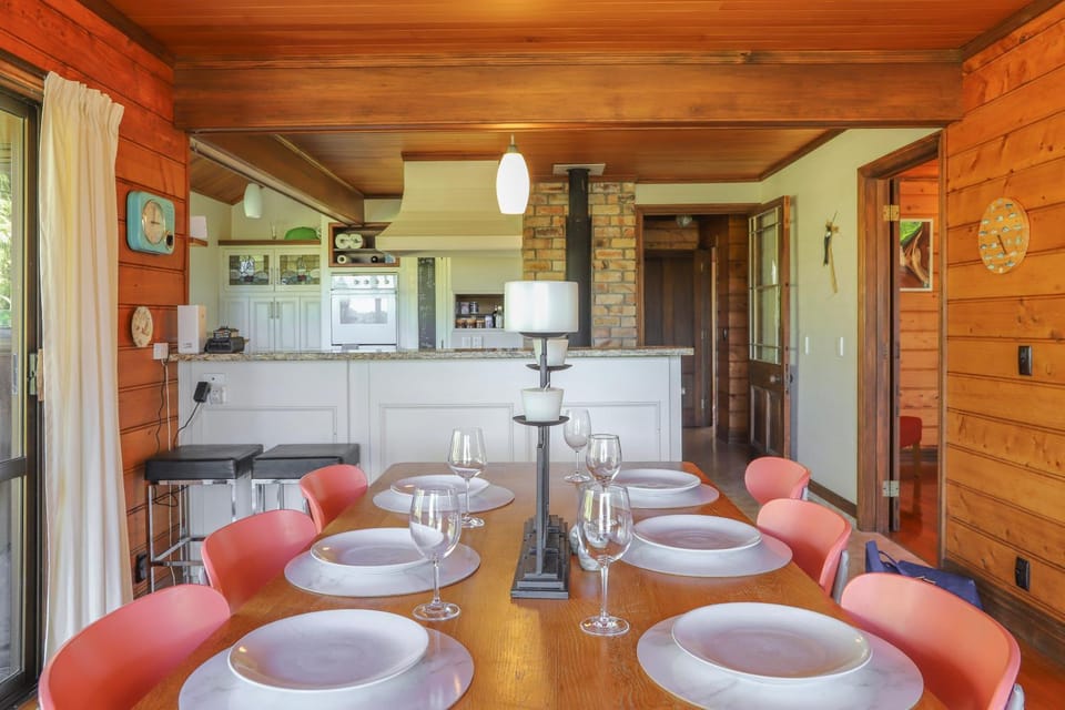 Kitchen or kitchenette, Seating area, Dining area