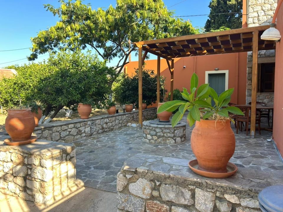 Property building, Patio, Day, Garden, Balcony/Terrace, Garden view