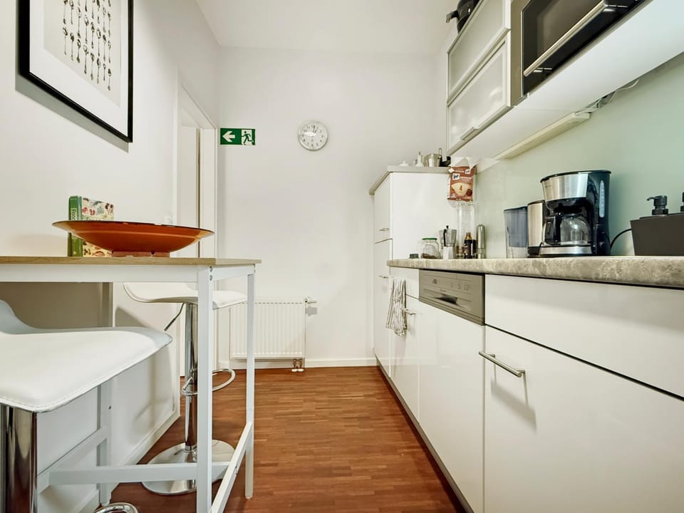 Coffee/tea facilities, Kitchen or kitchenette, Dining area, minibar, oven, stove, toaster
