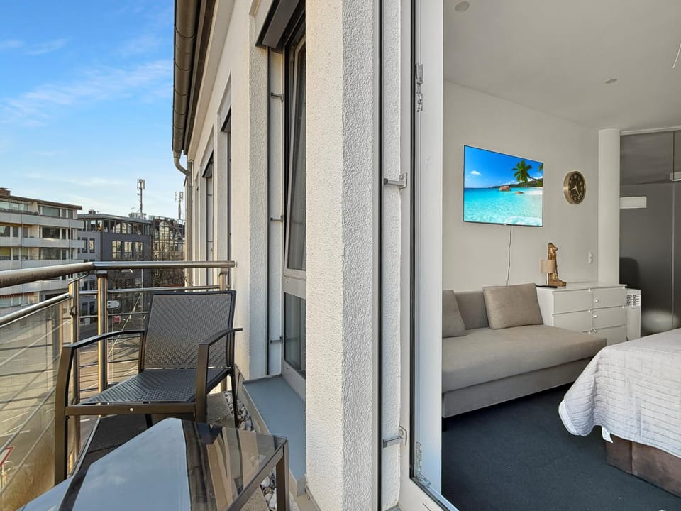 Property building, Patio, Communal lounge/ TV room, Bed, Day, TV and multimedia, Balcony/Terrace, Photo of the whole room, Evening entertainment, Bedroom