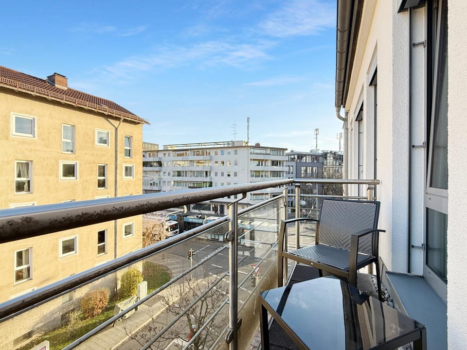 Property building, Patio, Balcony/Terrace, Dining area, City view