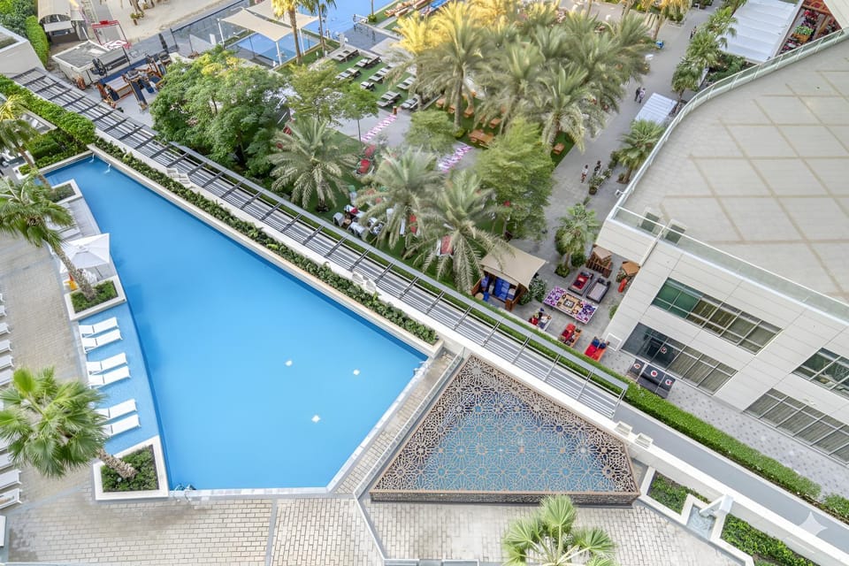 Property building, Day, Swimming pool