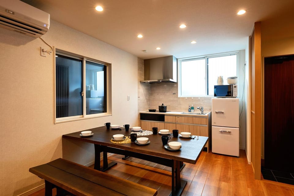 Kitchen or kitchenette, Dining area, minibar, stove, air conditioner
