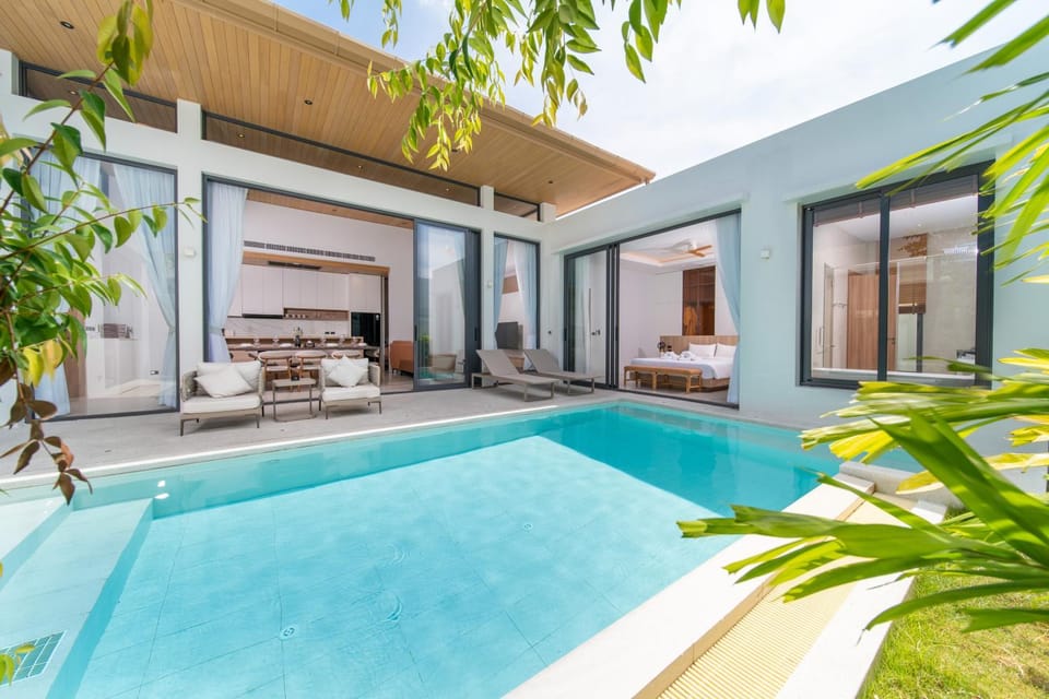 Property building, Day, Pool view, Swimming pool, sunbed