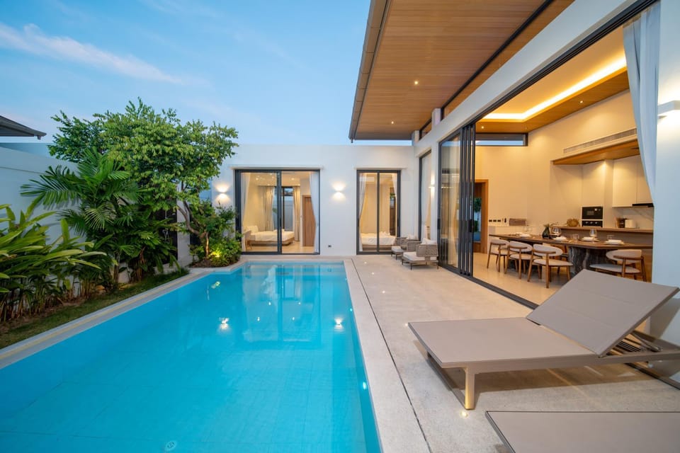 Pool view, Swimming pool, sunbed