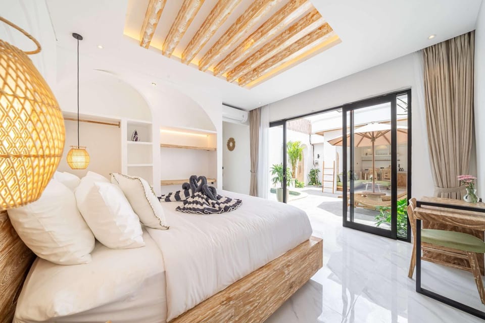 Bed, Living room, Photo of the whole room, Seating area, Bedroom, sunbed, towels, air conditioner