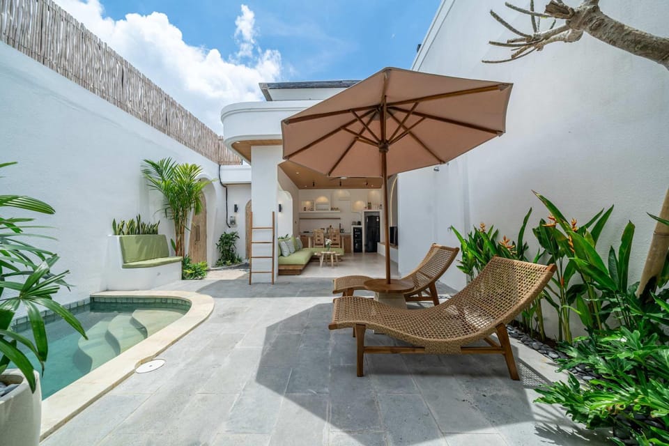 Property building, Patio, Spring, Day, Garden, View (from property/room), Balcony/Terrace, Living room, Seating area, Garden view, Swimming pool, minibar, sunbed