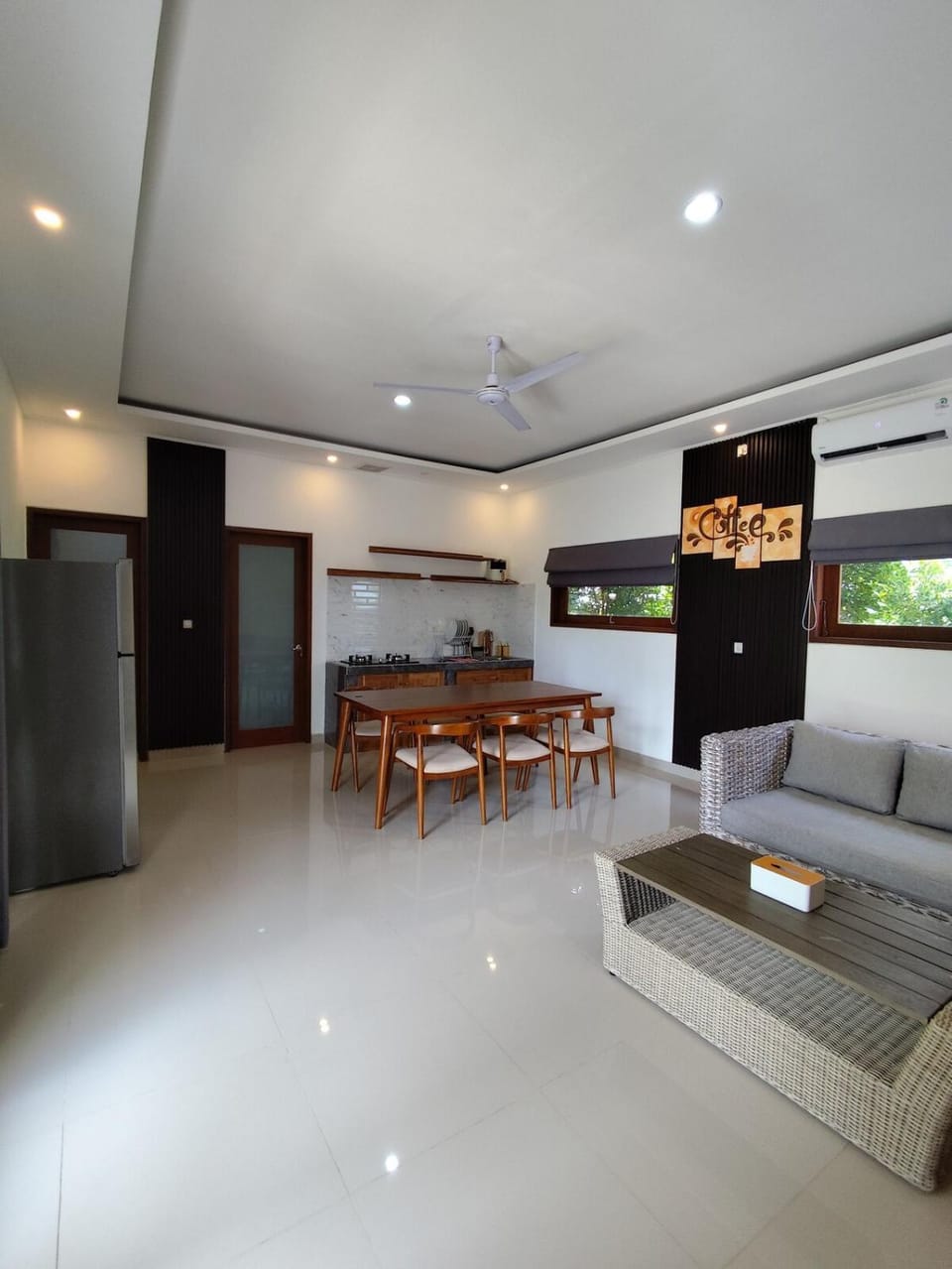 Kitchen or kitchenette, Dining area