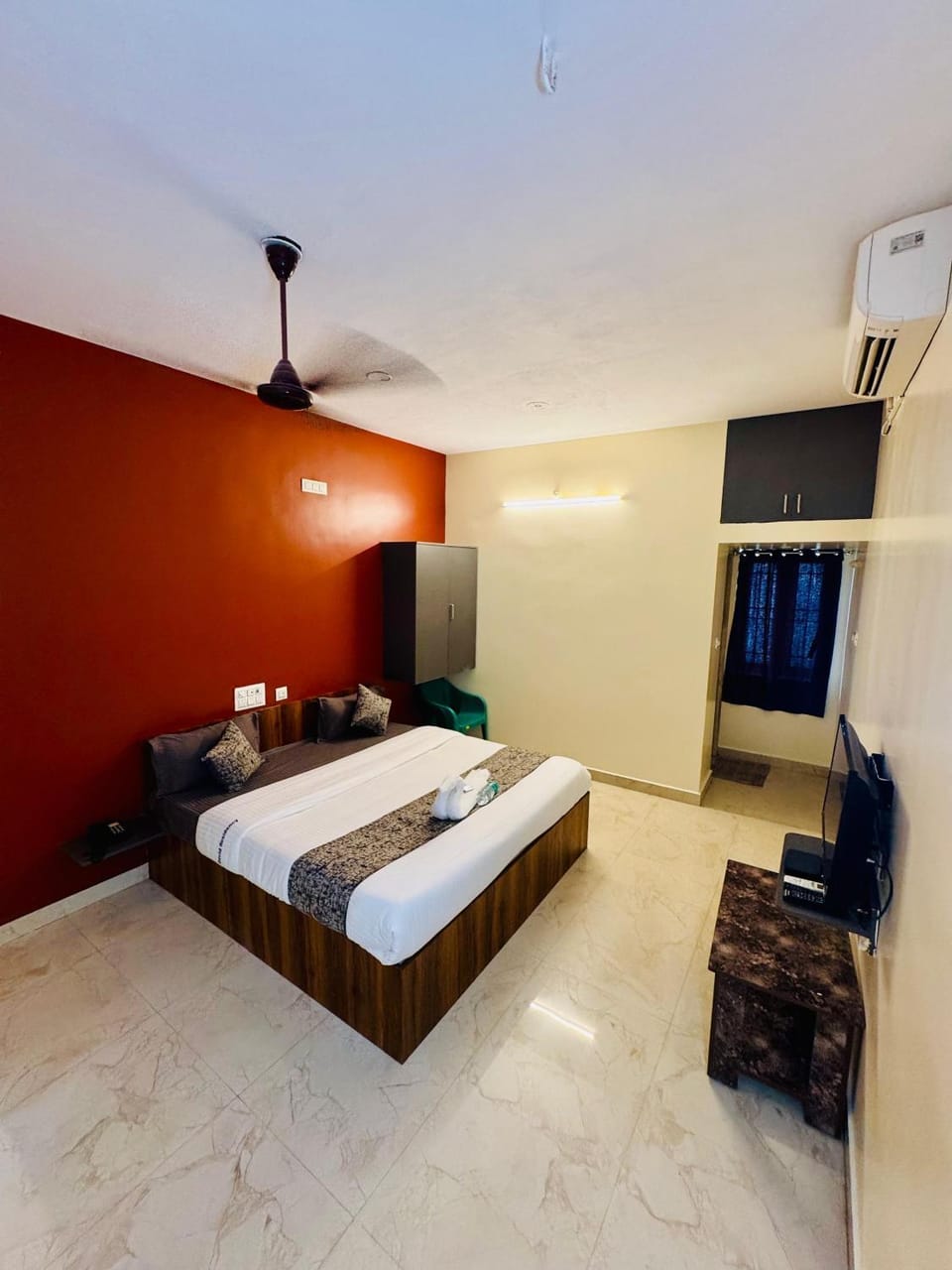 Bed, TV and multimedia, Photo of the whole room, Seating area, Bedroom, towels, wardrobe, air conditioner