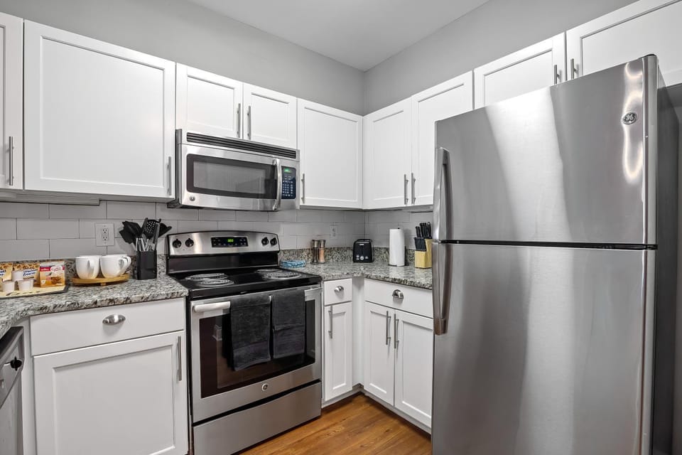 Coffee/tea facilities, Kitchen or kitchenette, dishwasher, oven, stove, toaster
