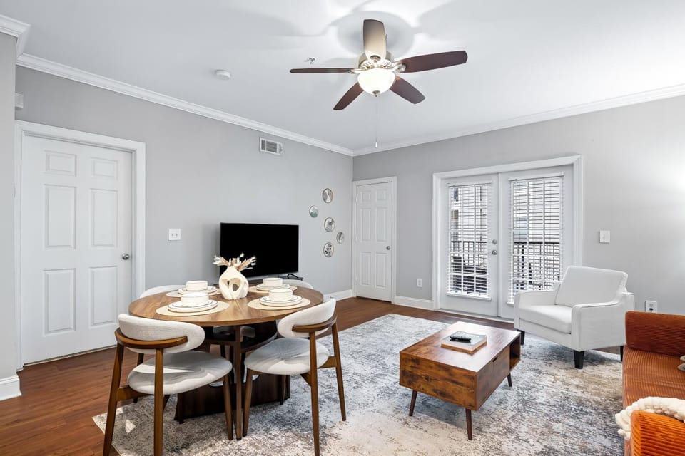 TV and multimedia, Balcony/Terrace, Living room, Seating area, Dining area, internet