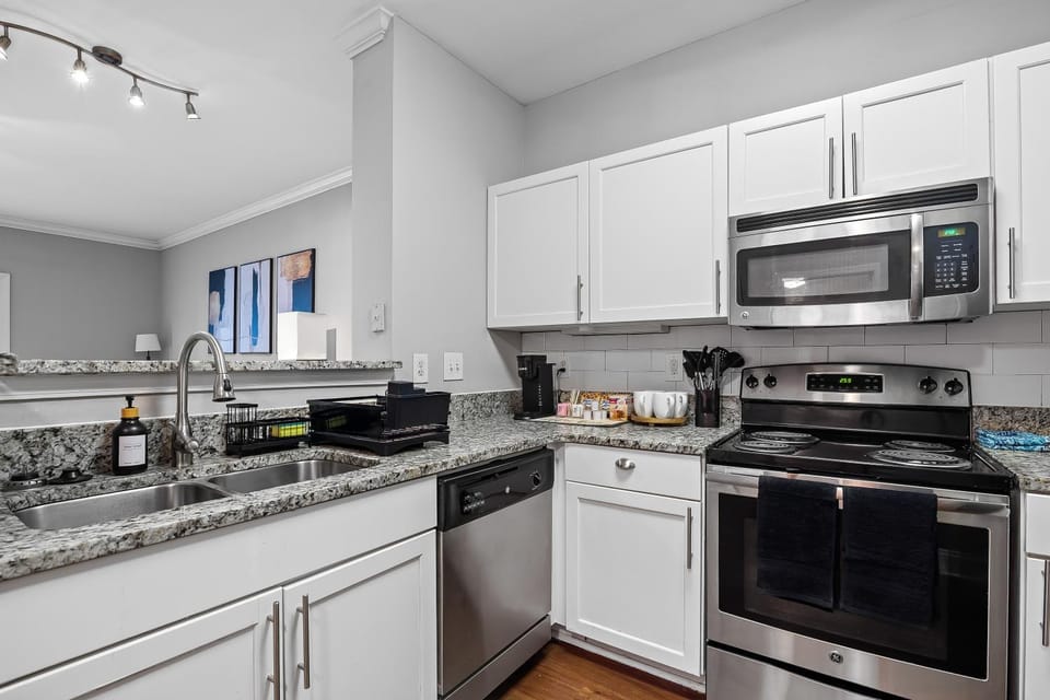 Coffee/tea facilities, Kitchen or kitchenette, dishwasher, stove