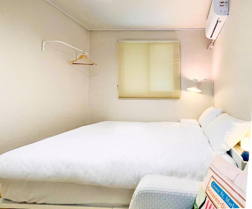 Bed, Photo of the whole room, Bedroom, air conditioner