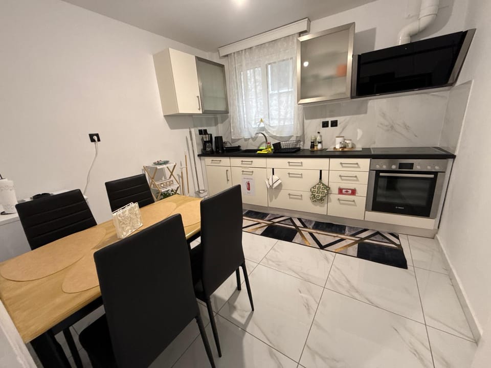 Kitchen or kitchenette, Dining area, oven, stove