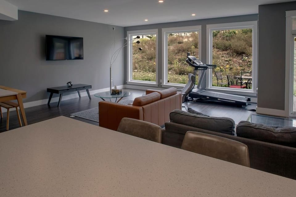 A luxurious 6 Bedfroom Family-Friendly House Villa in Halifax