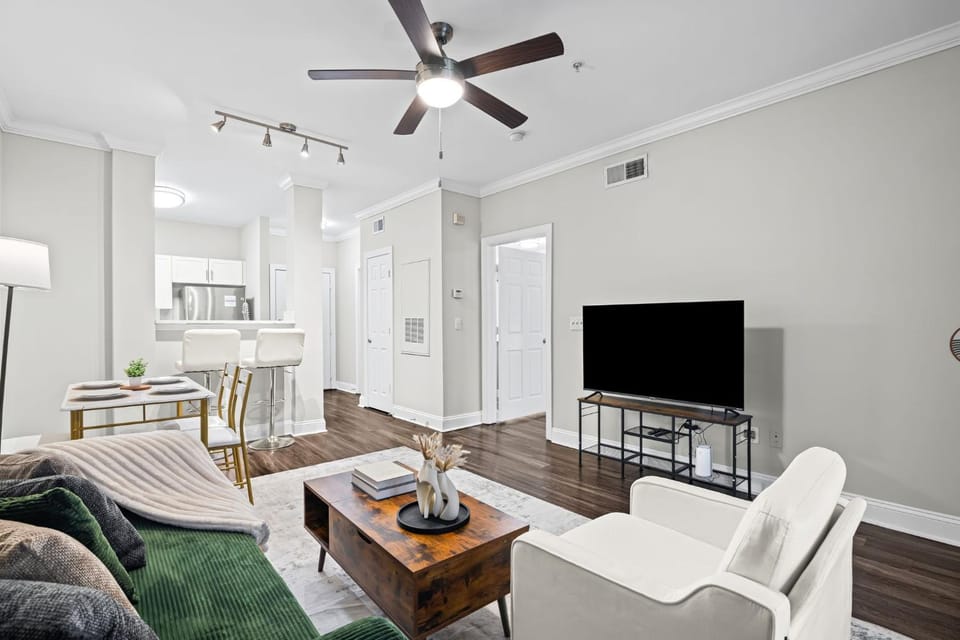 Communal lounge/ TV room, TV and multimedia, Living room, Seating area, Dining area, Evening entertainment, internet