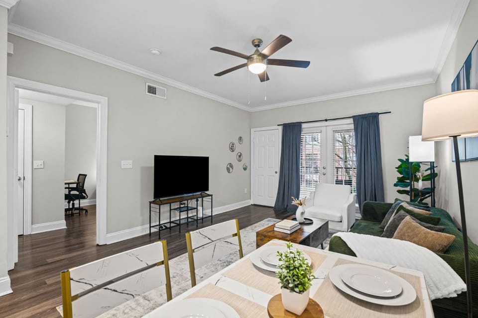 Communal lounge/ TV room, TV and multimedia, Living room, Seating area, Dining area, Evening entertainment