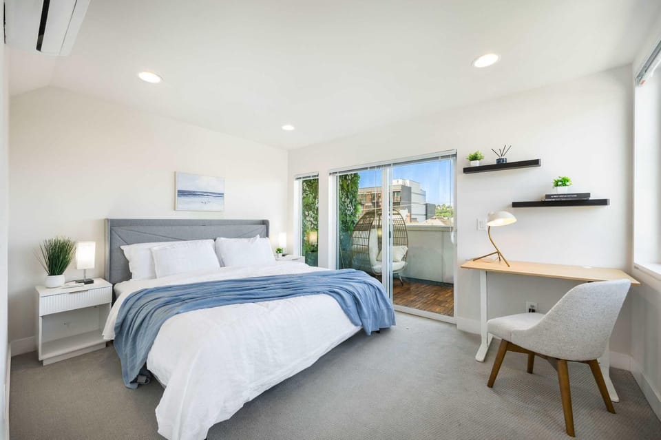 Eastlake Gem Rooftop Sauna & Lake View 3min SLU House in Lake Union