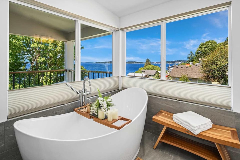 Luxury 6 BR Mansion w Water Views & Walk to Beach House in Seattle