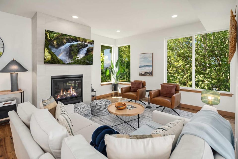 Luxury 6 BR Mansion w Water Views & Walk to Beach House in Seattle