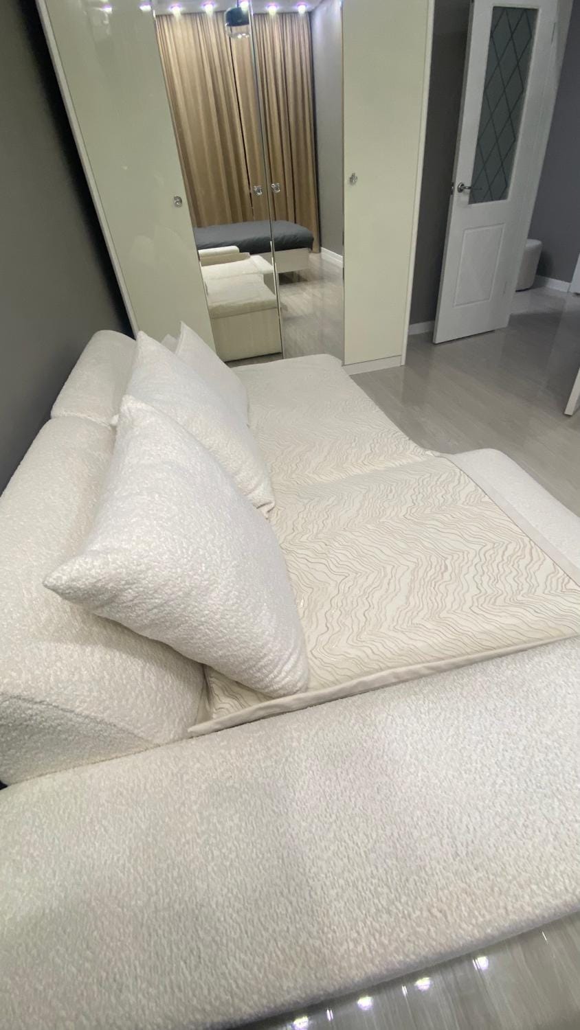 Bed, Living room, Photo of the whole room, Seating area, Bedroom