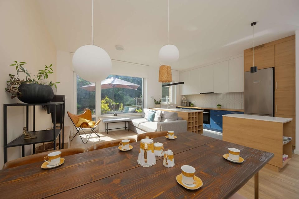 Kitchen or kitchenette, Living room, Seating area, Dining area