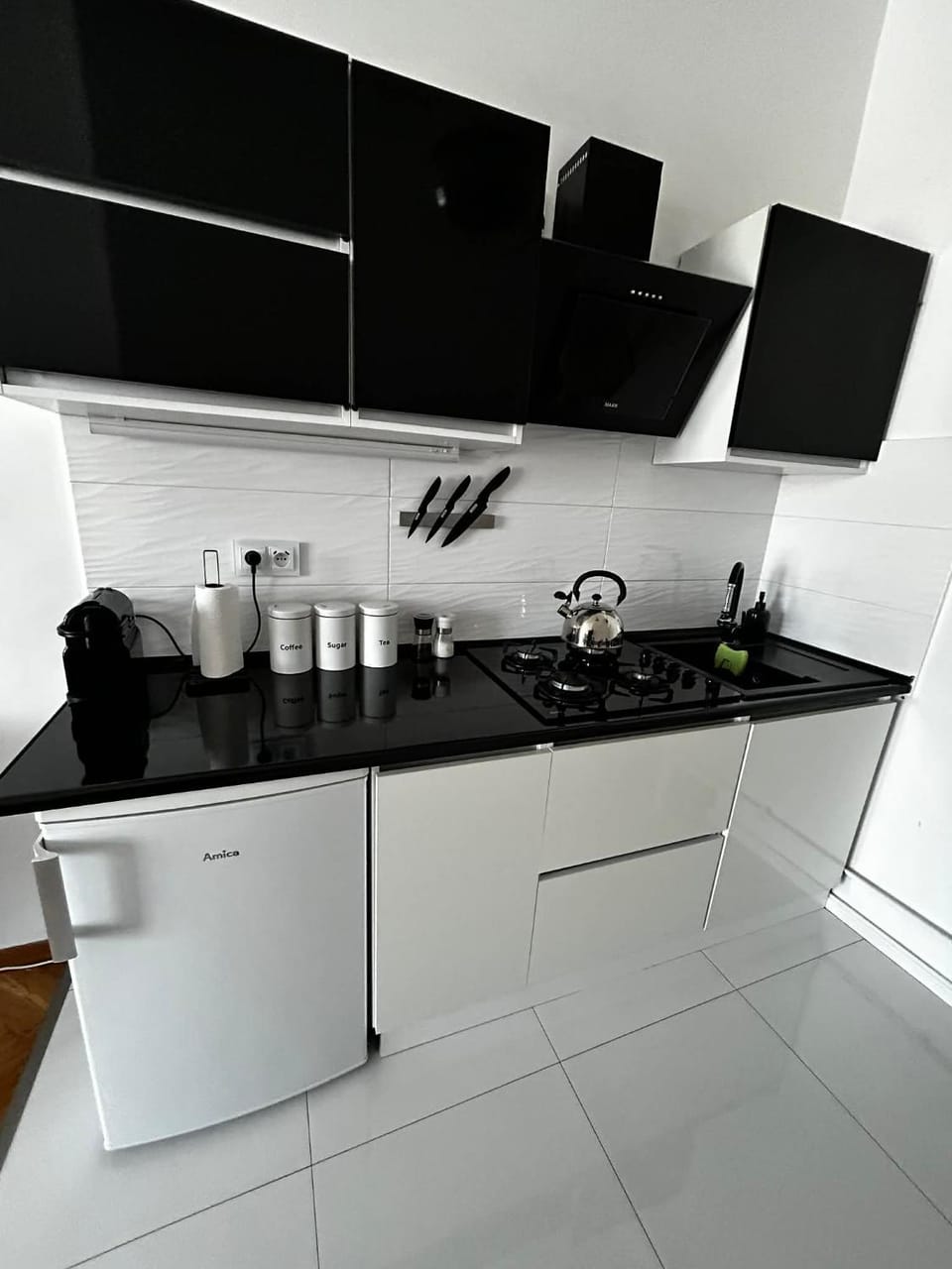 Coffee/tea facilities, Kitchen or kitchenette, stove