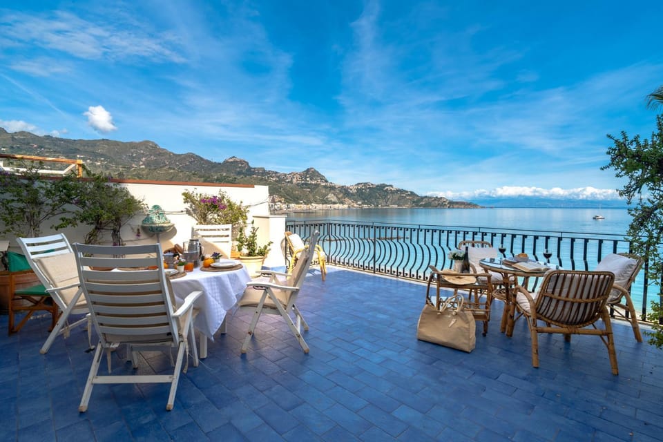 Natural landscape, View (from property/room), Balcony/Terrace, Dining area, Mountain view, Sea view