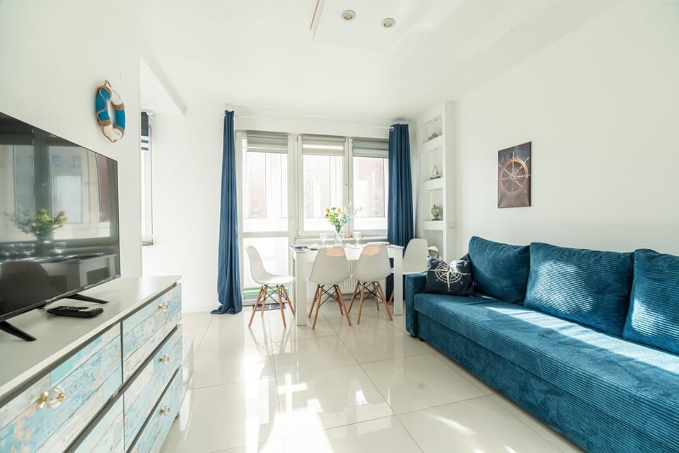 View (from property/room), Living room, Seating area, Dining area, City view, heating