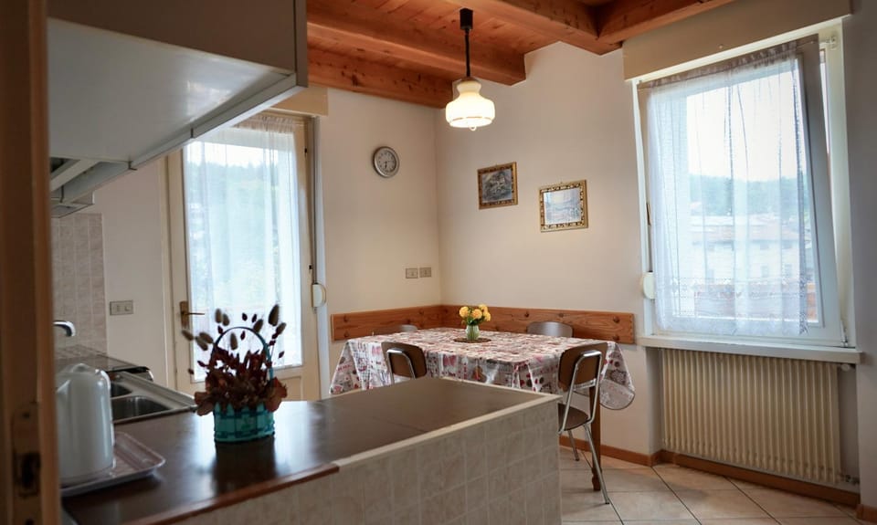 Kitchen or kitchenette, Living room, Seating area, Dining area, internet