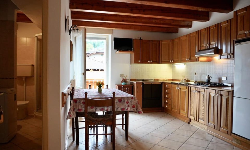 Kitchen or kitchenette, Dining area, oven, pet friendly, stove
