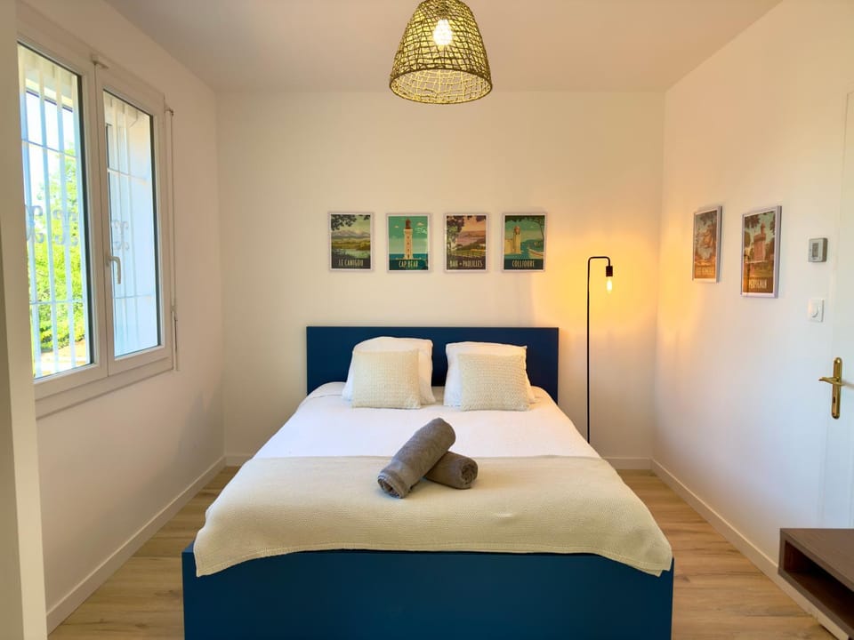 Bed, Photo of the whole room, Bedroom, heating, towels, air conditioner