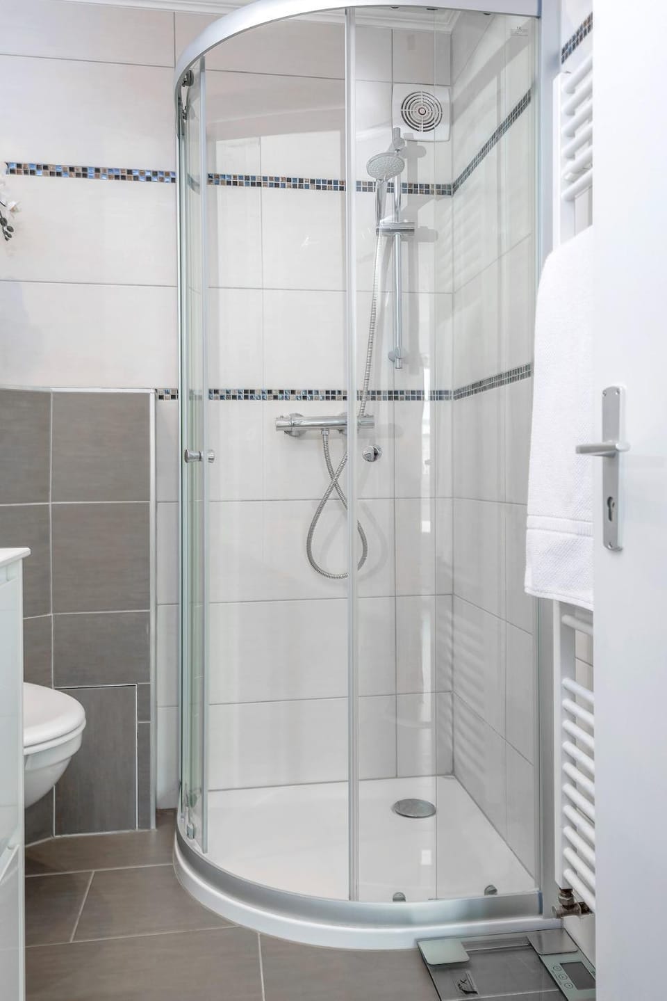 Shower, Toilet