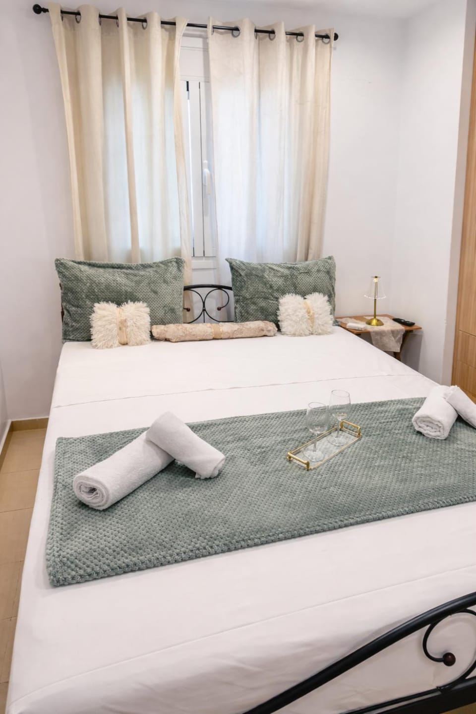 Living room, Bedroom, towels, air conditioner