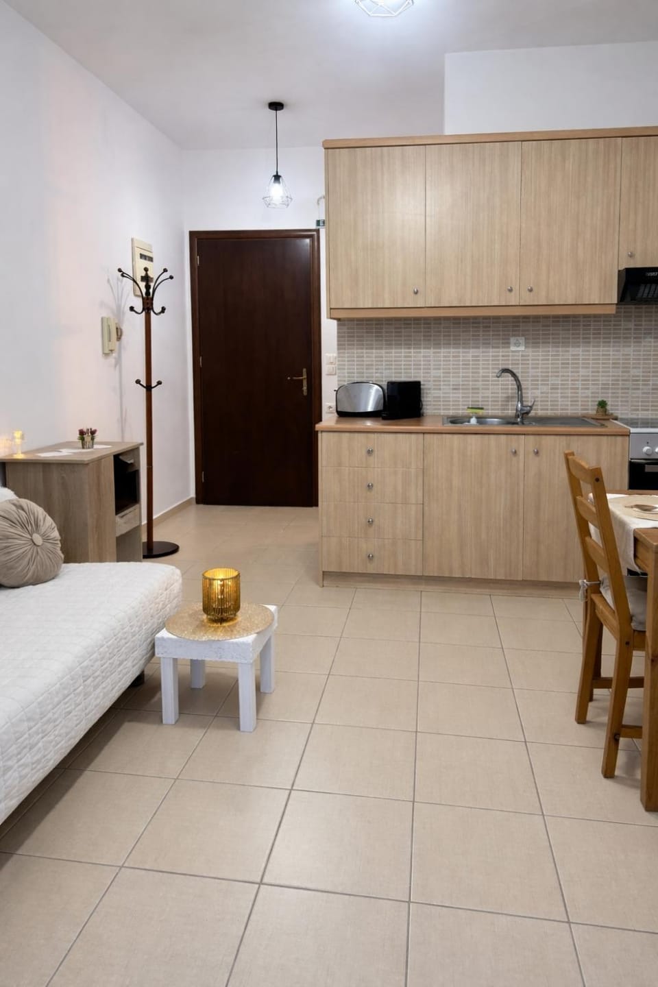 Coffee/tea facilities, Seating area, Dining area, toaster, toaster, kitchen, kitchen