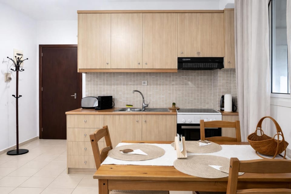 Coffee/tea facilities, Kitchen or kitchenette, Dining area, Breakfast, Breakfast, toaster, toaster, kitchen, kitchen