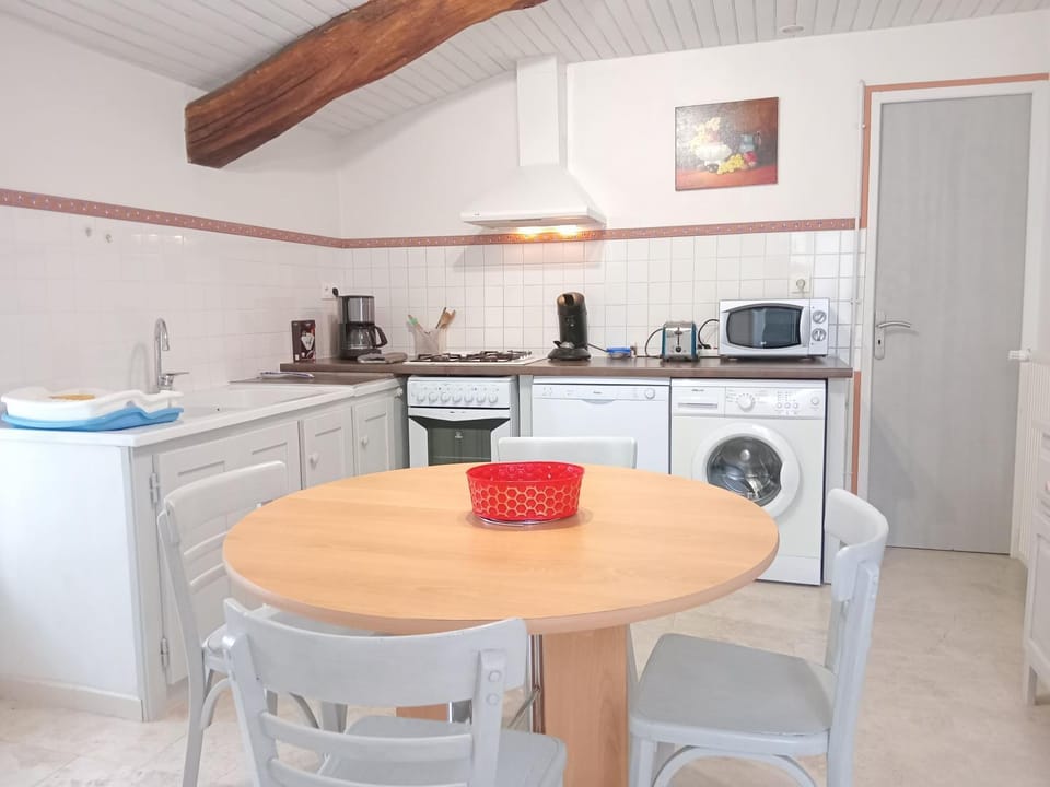 Coffee/tea facilities, Kitchen or kitchenette, Dining area, dishwasher, oven, stove, toaster, washing machine