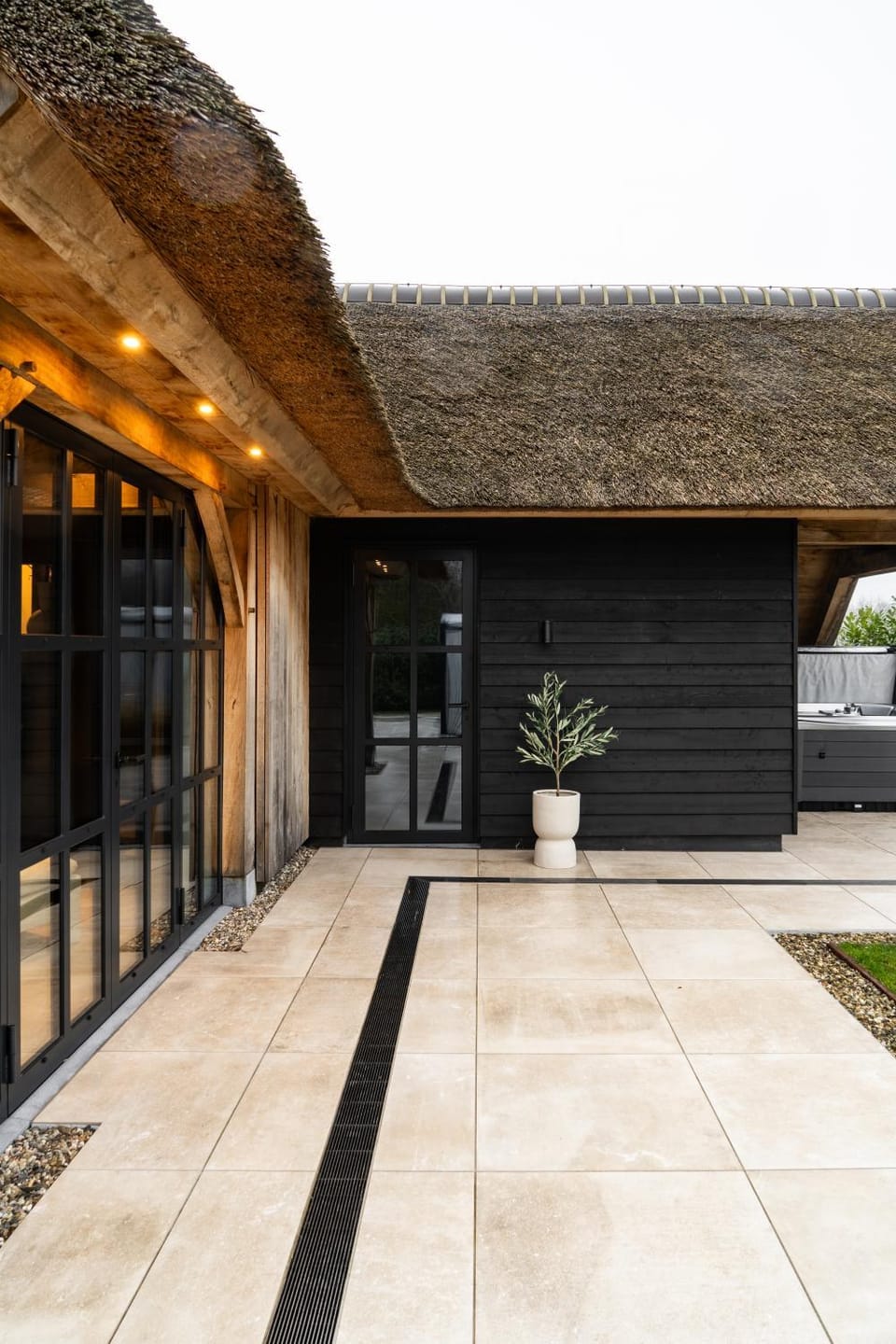 Property building, Patio, Patio, Facade/entrance, Day, Balcony/Terrace, Balcony/Terrace, Decorative detail, Decorative detail