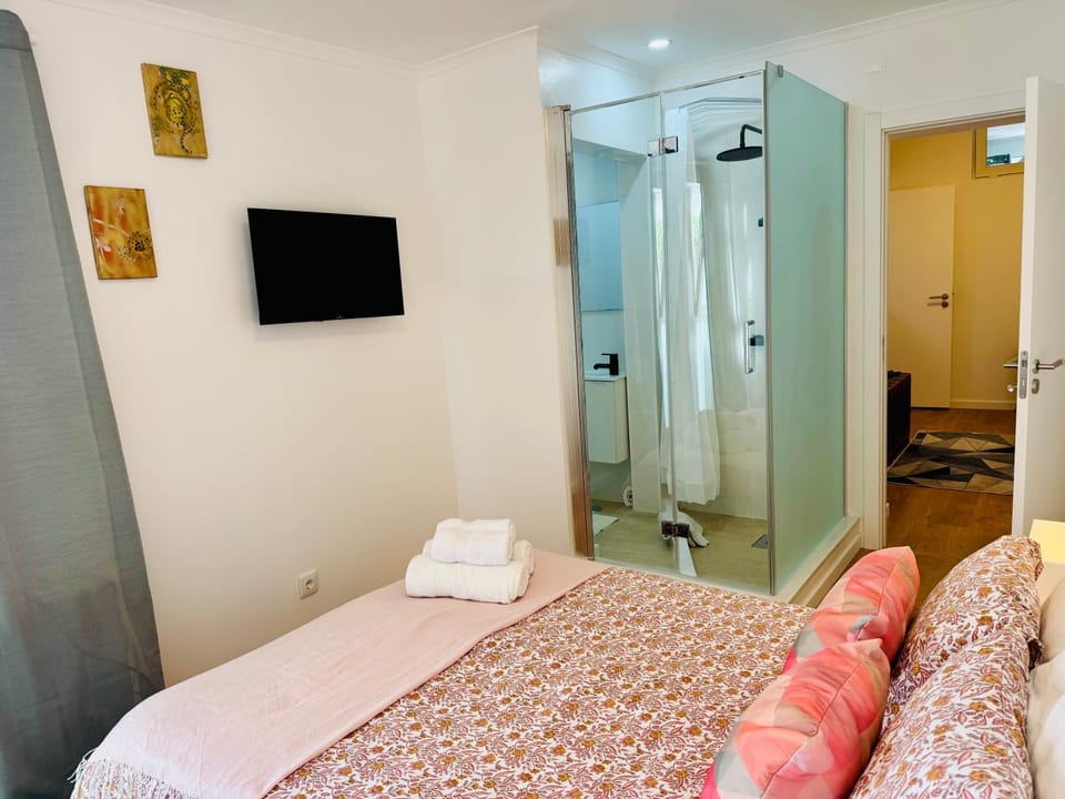 Shower, Bed, Bathroom, TV and multimedia, Bedroom, towels, wardrobe