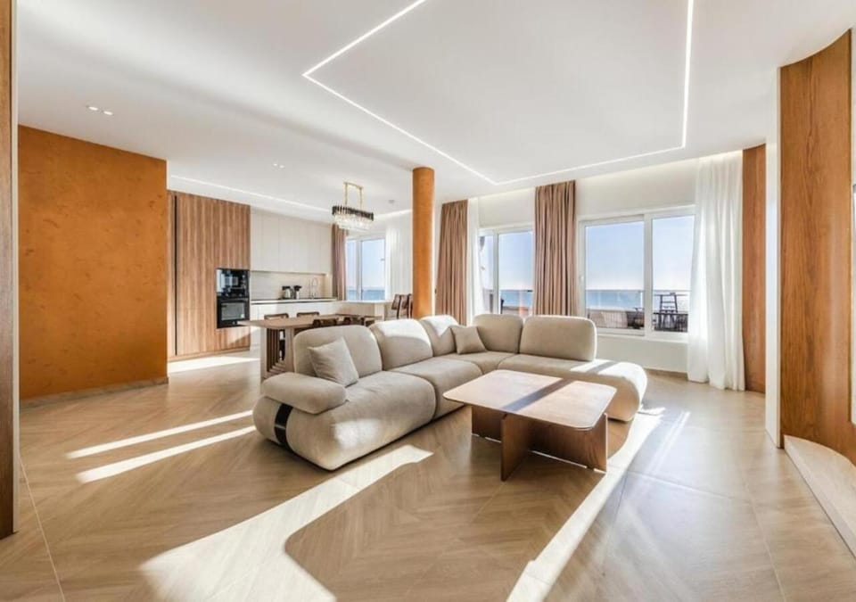 TV and multimedia, Kitchen or kitchenette, Living room, Seating area