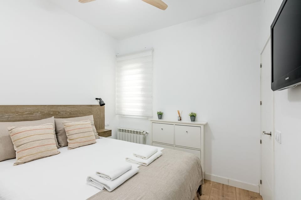 Bed, TV and multimedia, Photo of the whole room, Bedroom, towels