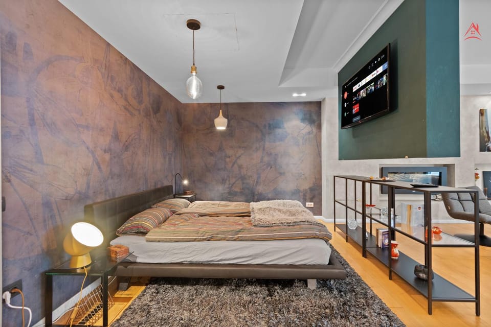 Bed, TV and multimedia, Photo of the whole room, Bedroom, towels