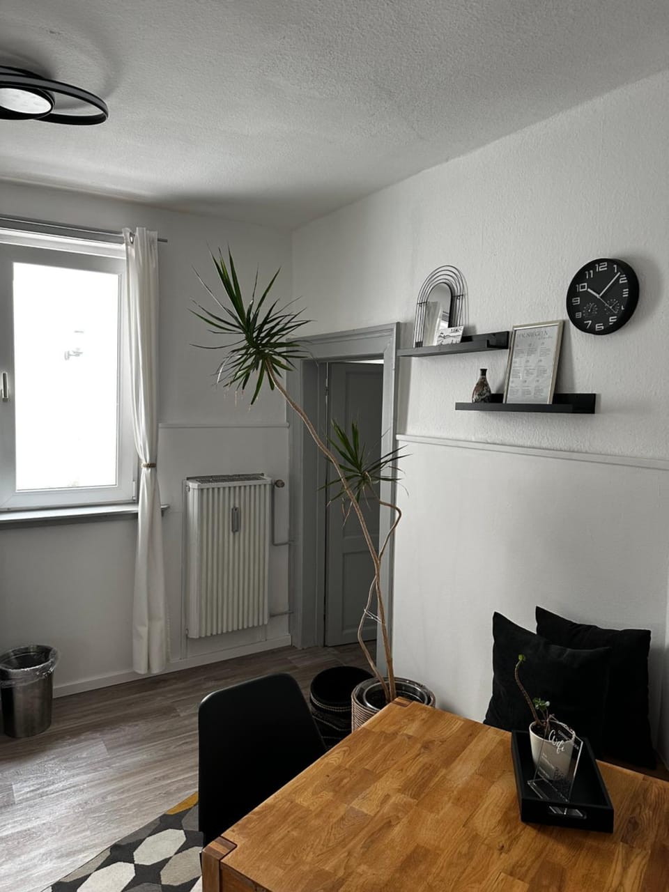 Living room, Seating area, Dining area, internet