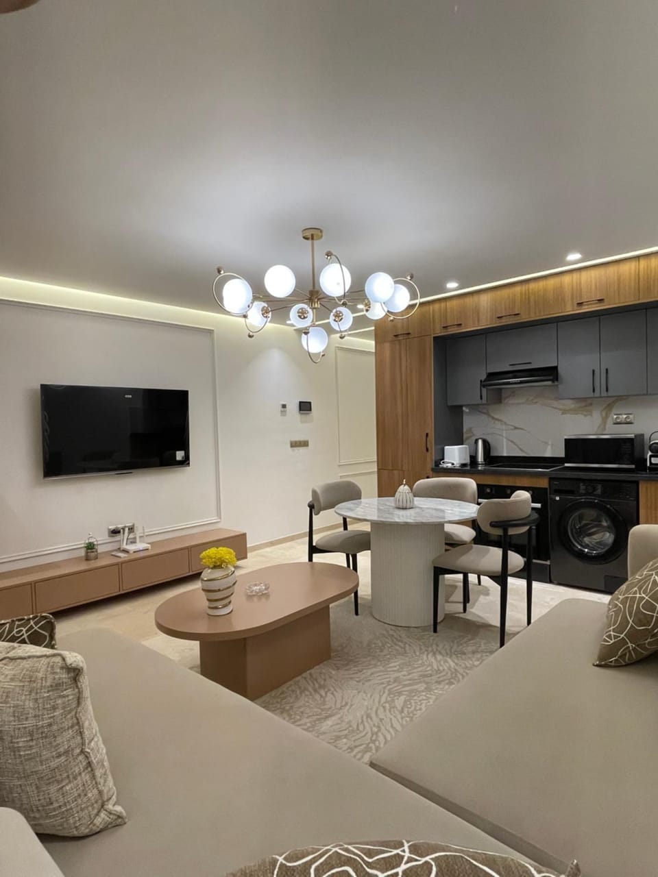 Communal lounge/ TV room, TV and multimedia, Kitchen or kitchenette, Living room, Seating area, Dining area