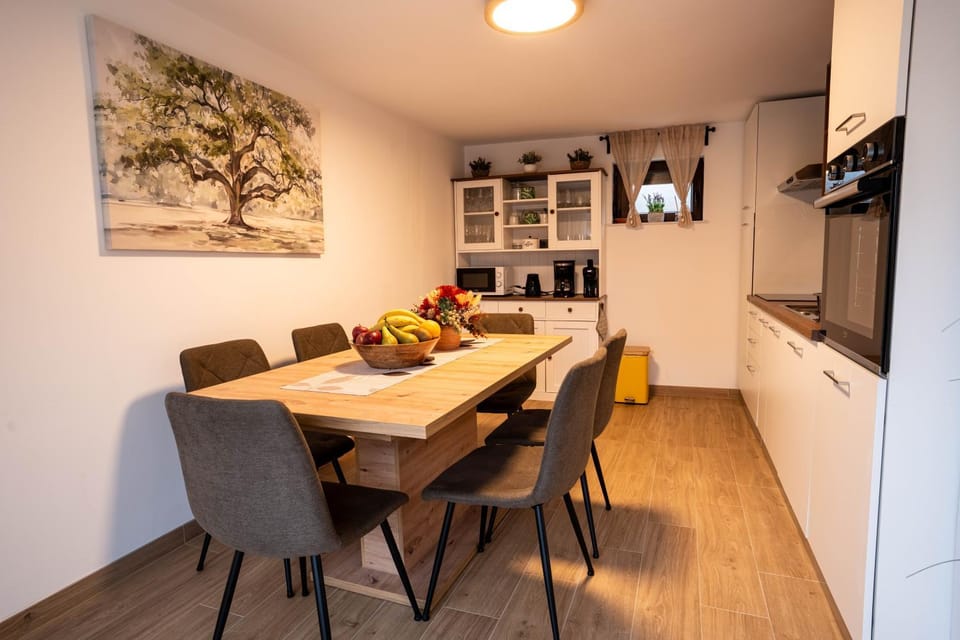 Kitchen or kitchenette, Dining area