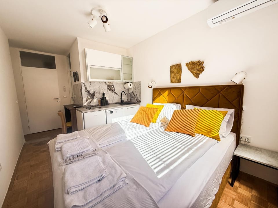 Bed, Kitchen or kitchenette, Bedroom, towels